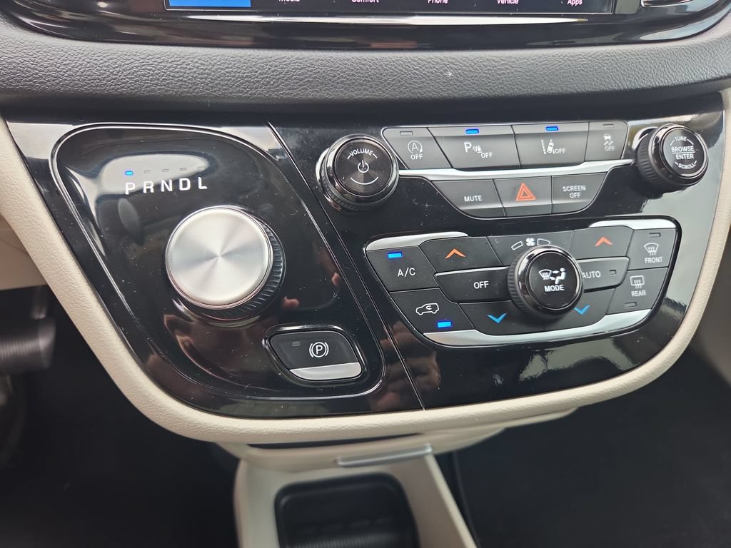 Used 2024 Chrysler Pacifica Touring-L FWD image 23