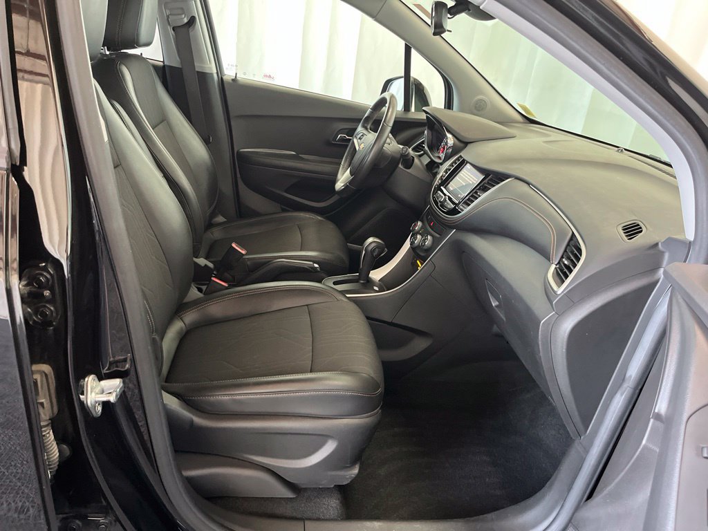 Used 2021 Chevrolet Trax LT w/ Midnight Edition FWD image 18