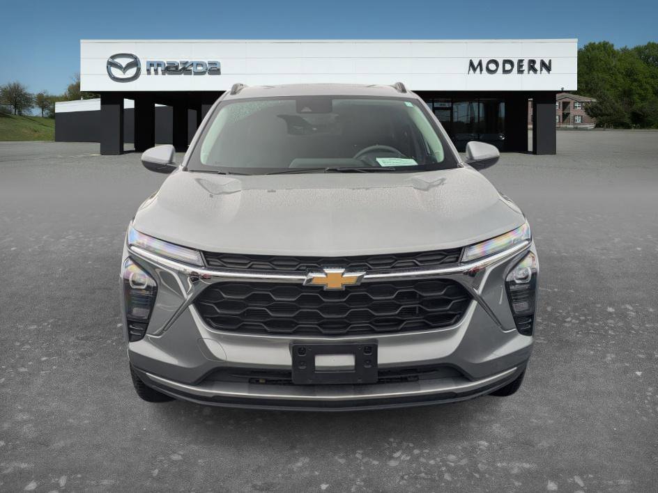 Used 2025 Chevrolet Trax LT image 2