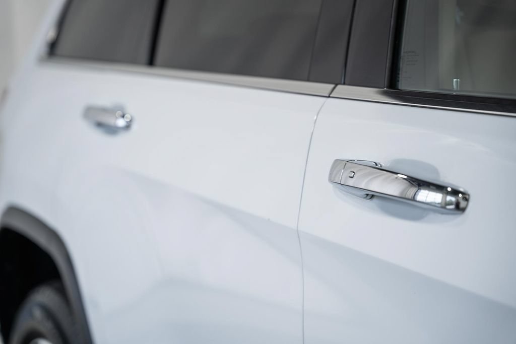 Used 2019 Jeep Grand Cherokee Limited AWD/4WD image 16