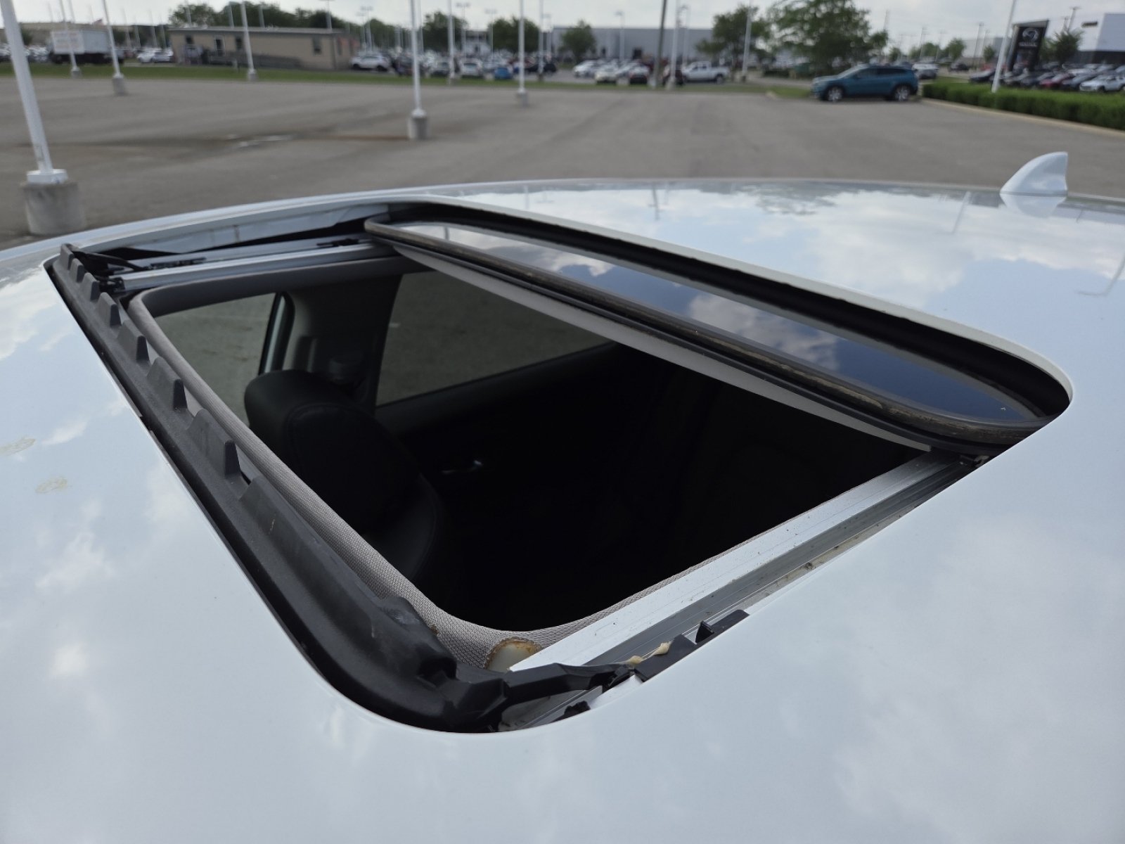 Used 2023 Honda HR-V EX-L image 3