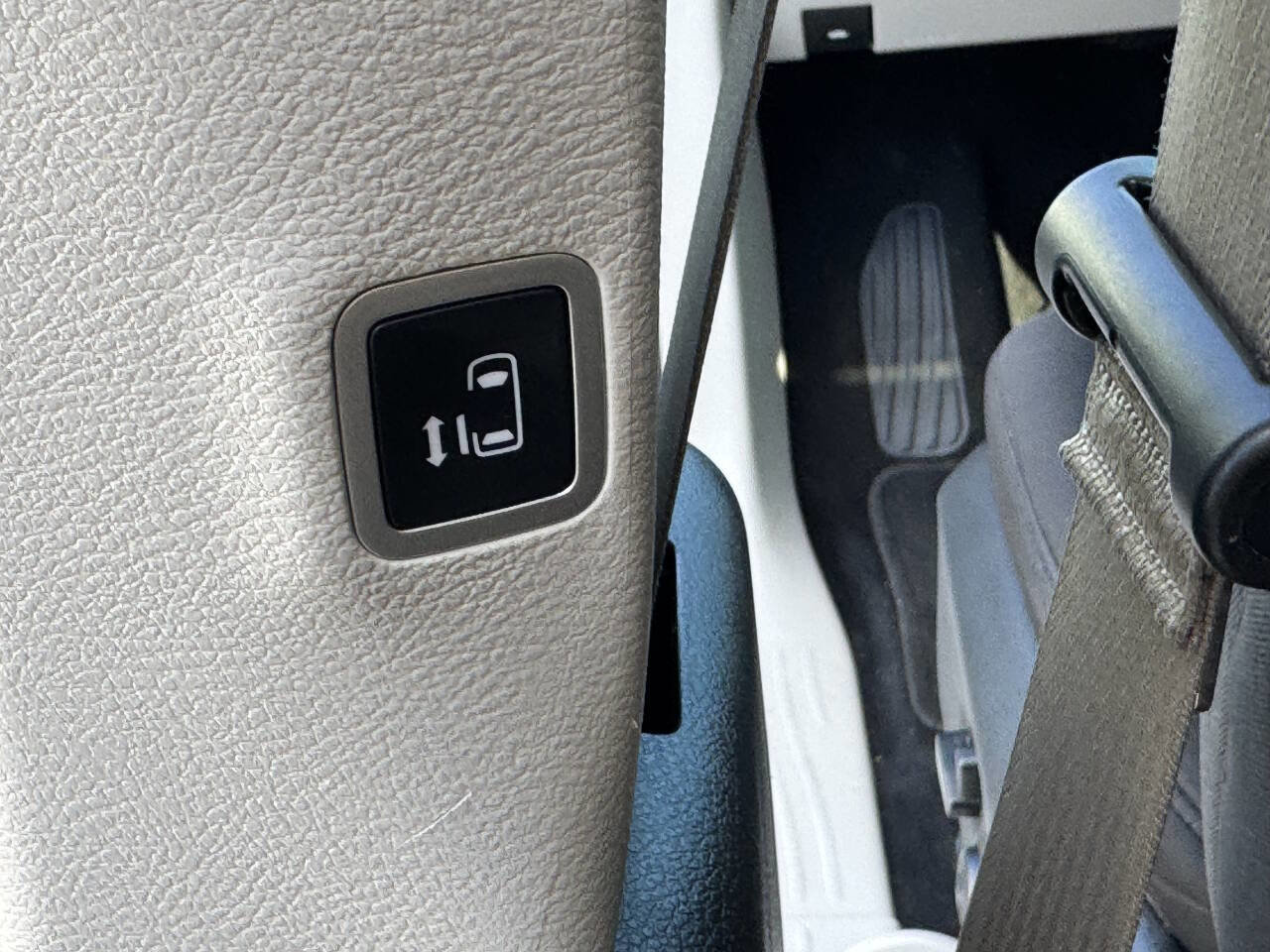 Used 2022 Chrysler Voyager LX image 41