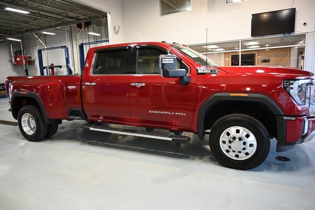 Used 2024 GMC Sierra 3500 Denali image 4