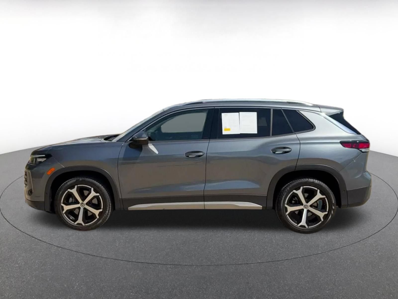 Used 2026 Volkswagen Tiguan SE AWD/4WD image 8