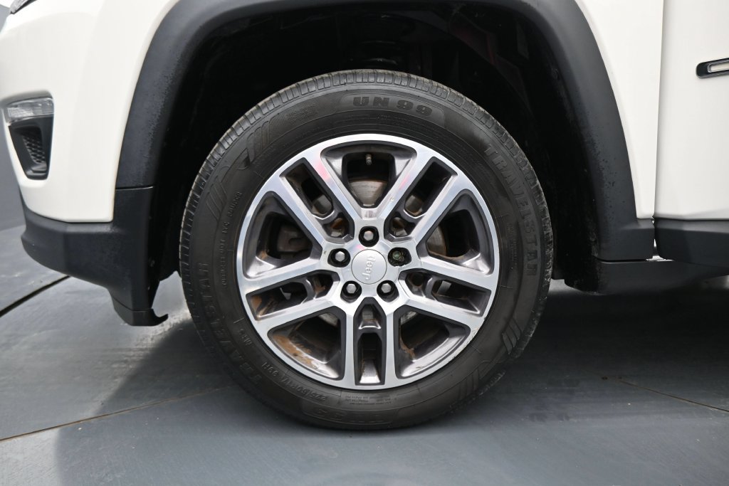 Used 2017 Jeep Compass Latitude w/ Popular Equipment Group AWD/4WD image 28