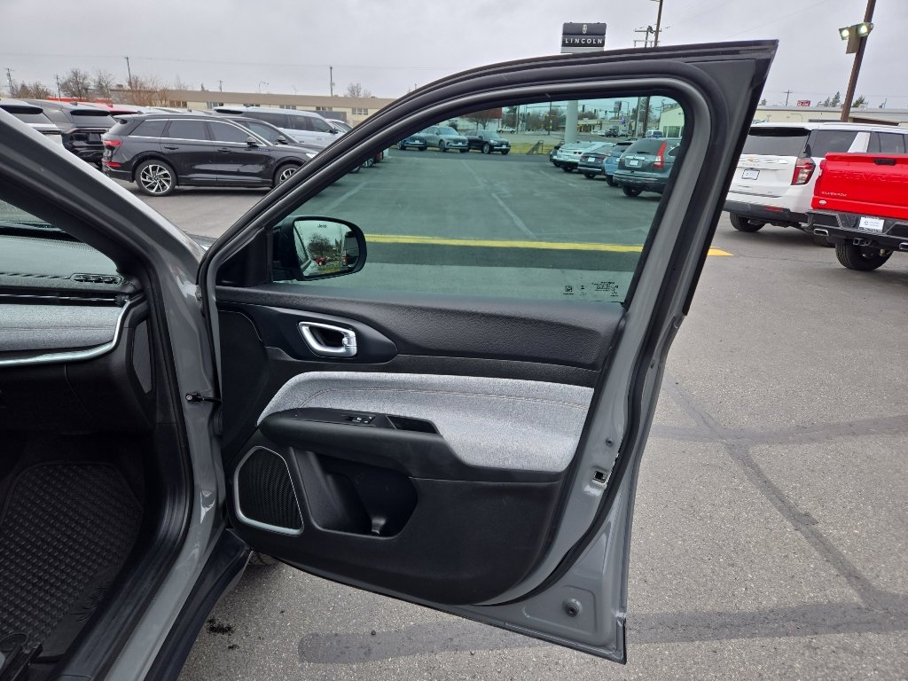 Used 2023 Jeep Compass Latitude image 18