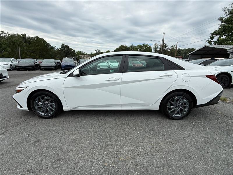 Used 2024 Hyundai Elantra SEL FWD image 2