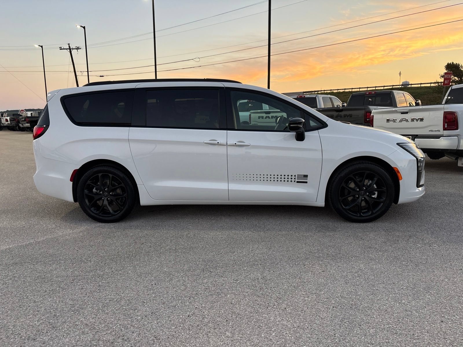 New 2027 Chrysler Pacifica Select FWD image 7