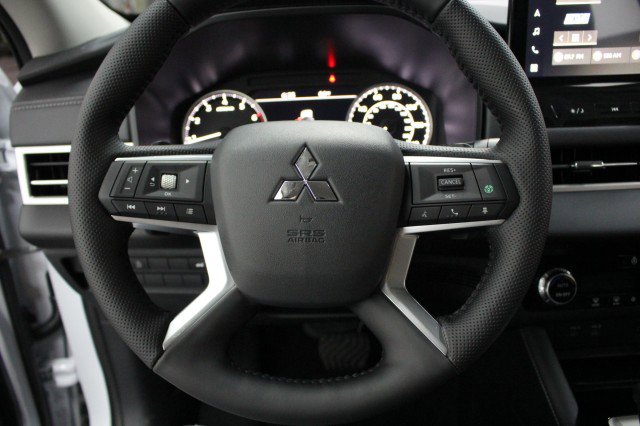 New 2026 Mitsubishi Outlander SE image 8
