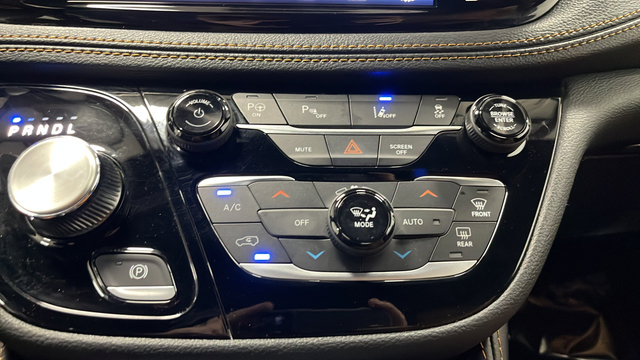 Used 2023 Chrysler Pacifica Pinnacle FWD image 18