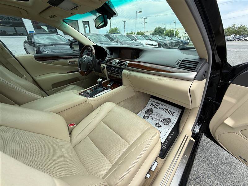 Used 2013 Lexus LS 460 w/ Comfort Pkg RWD image 26