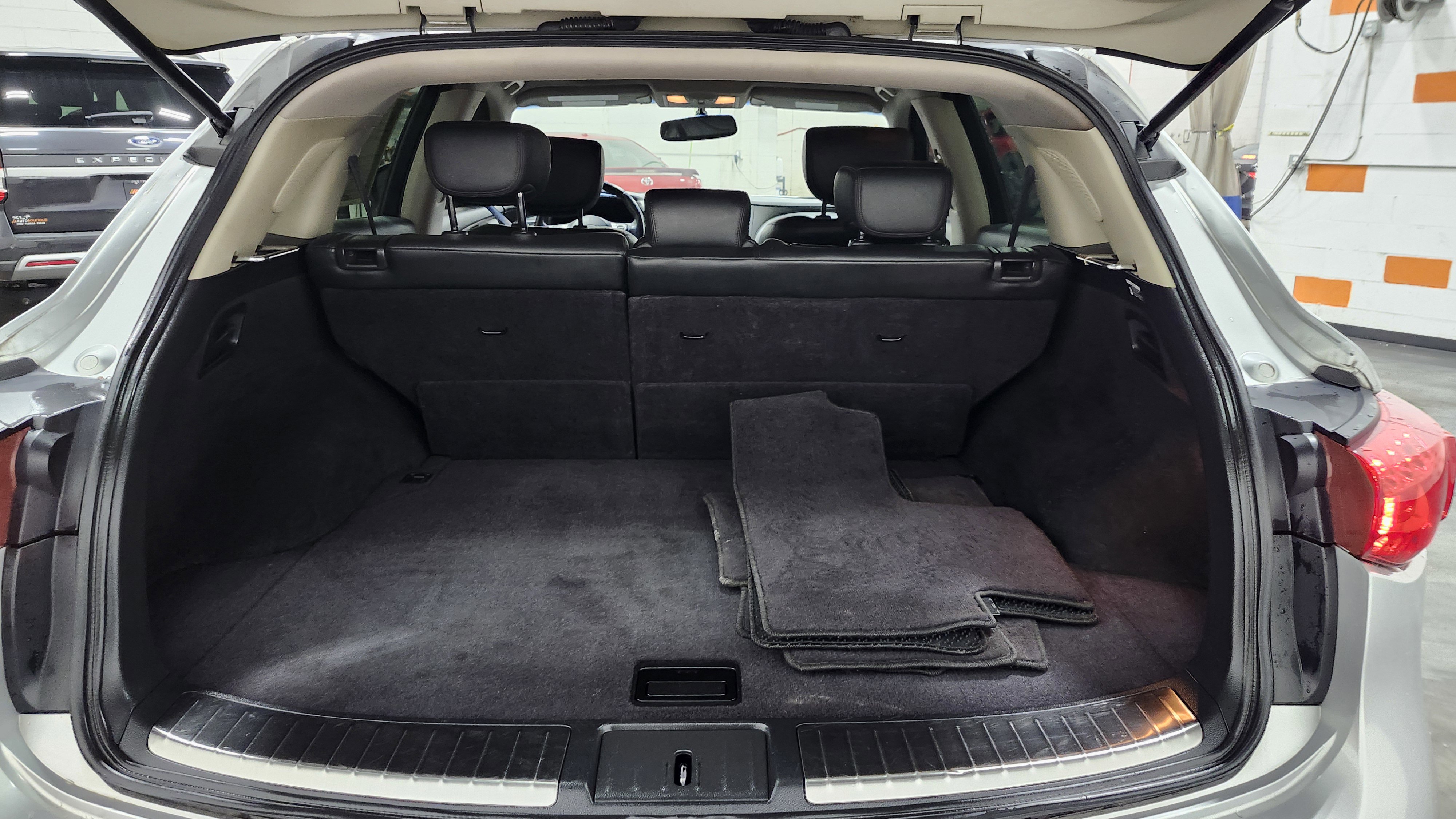 Used 2011 INFINITI FX35 AWD w/ Premium Pkg image 24