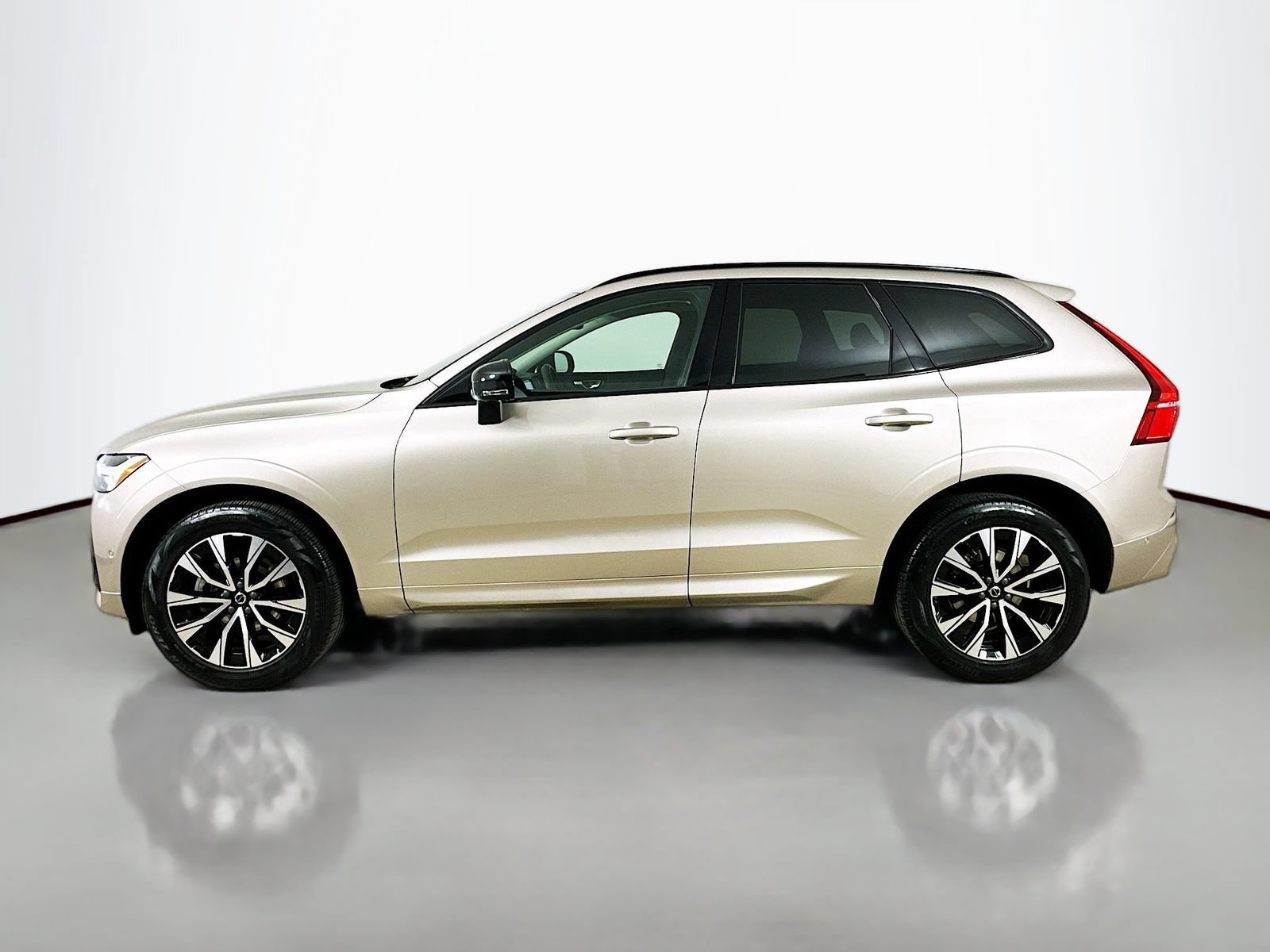 Used 2024 Volvo XC60 B5 Plus w/ Protection Package Premier AWD/4WD image 8