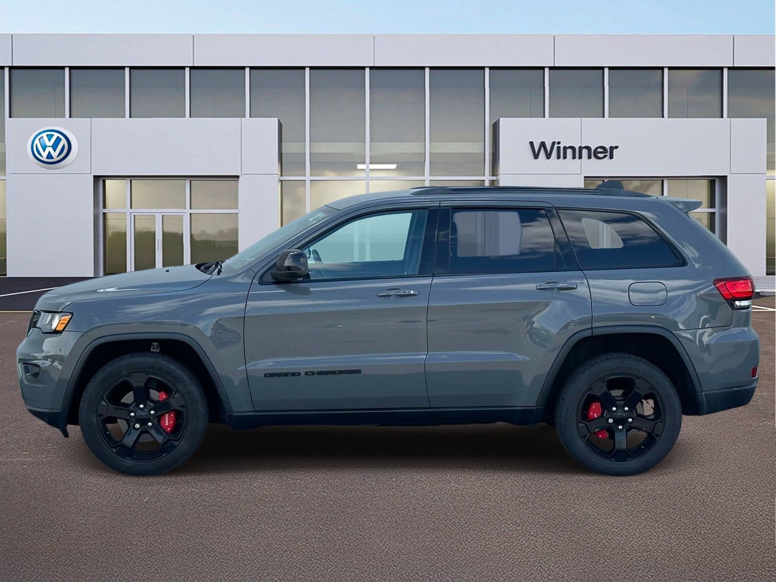 Used 2019 Jeep Grand Cherokee Laredo AWD/4WD image 2