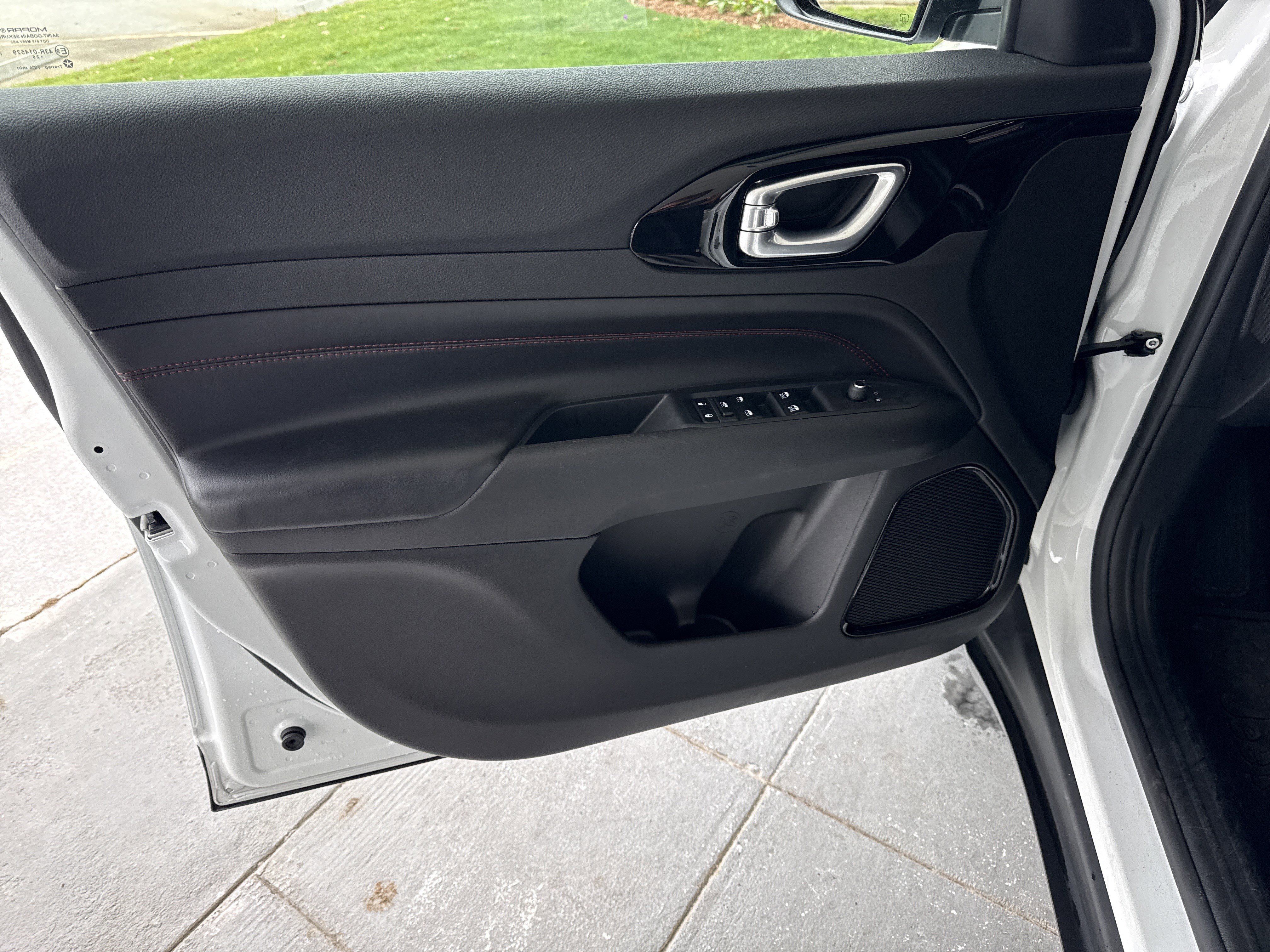 Used 2025 Jeep Compass Trailhawk image 13