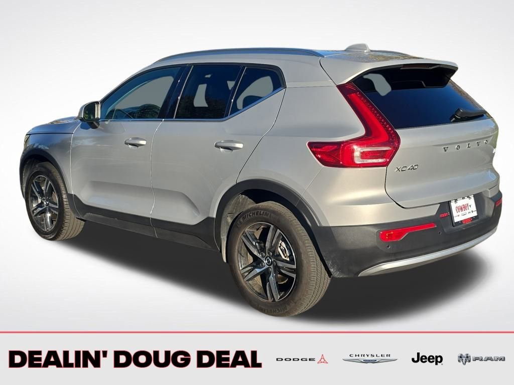 Used 2025 Volvo XC40 B5 Core AWD/4WD image 4