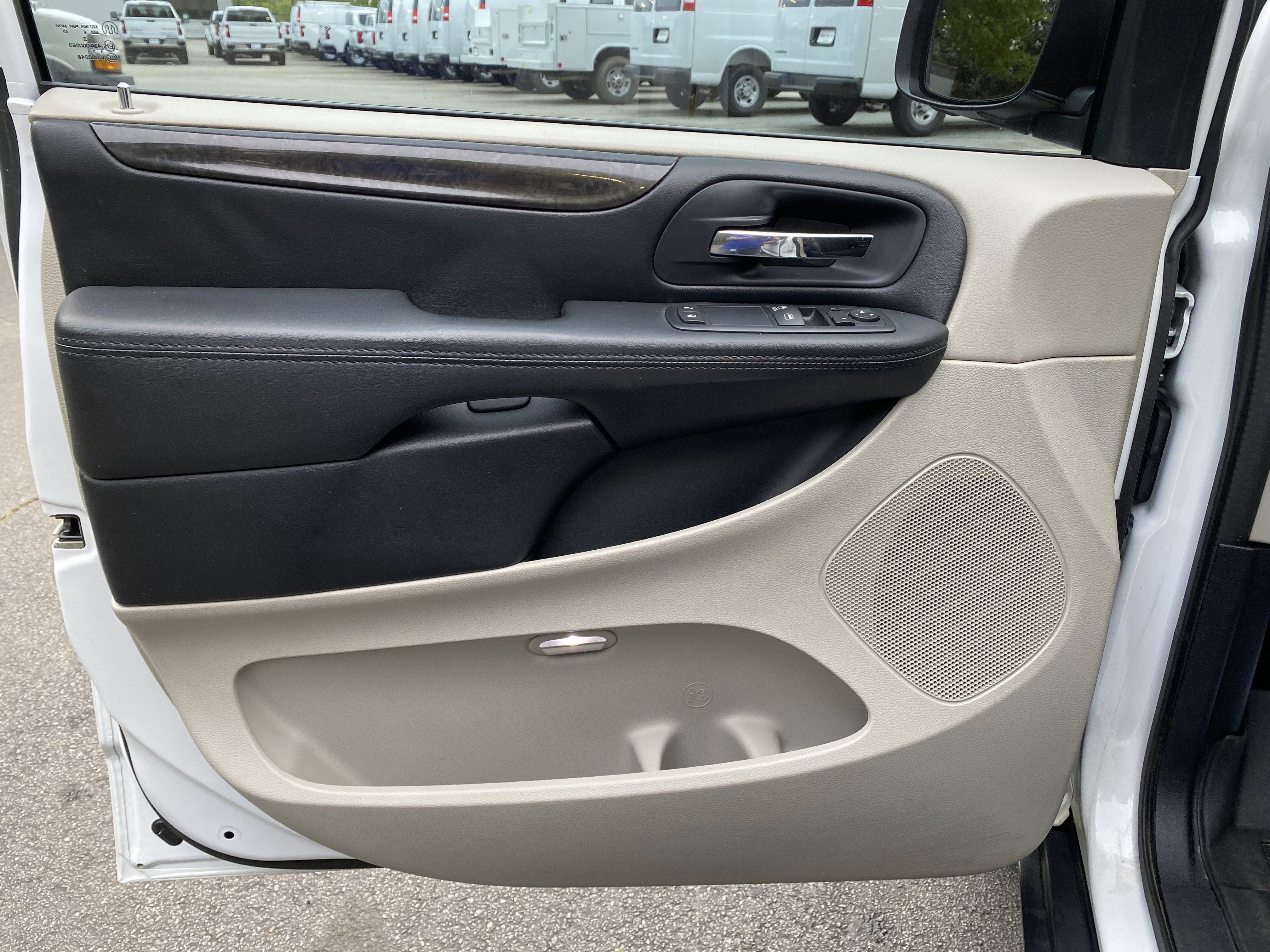 Used 2016 Dodge Grand Caravan American Value Package w/ UConnect Hands-Free Group image 15