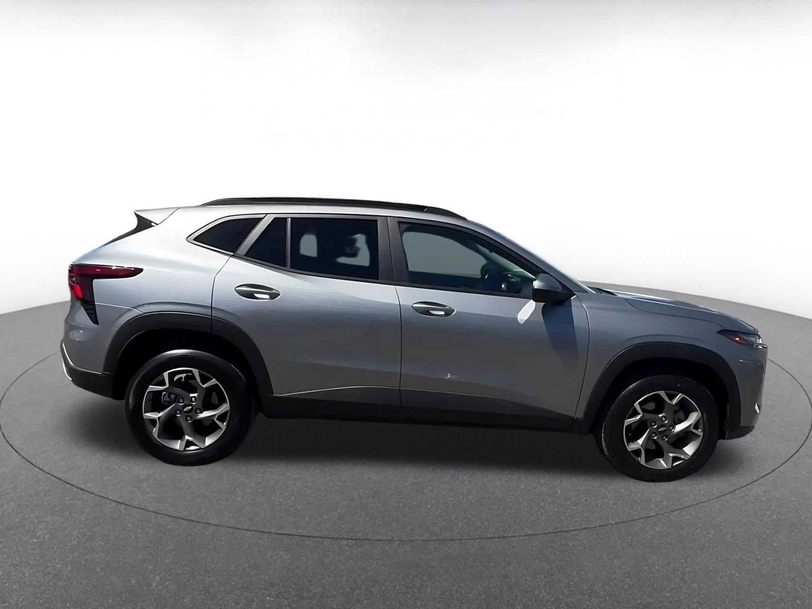 Used 2025 Chevrolet Trax LT FWD image 16