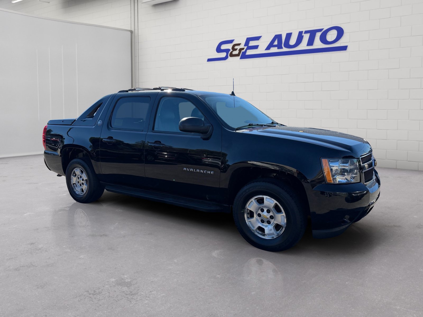 Used 2013 Chevrolet Avalanche LS AWD/4WD image 6