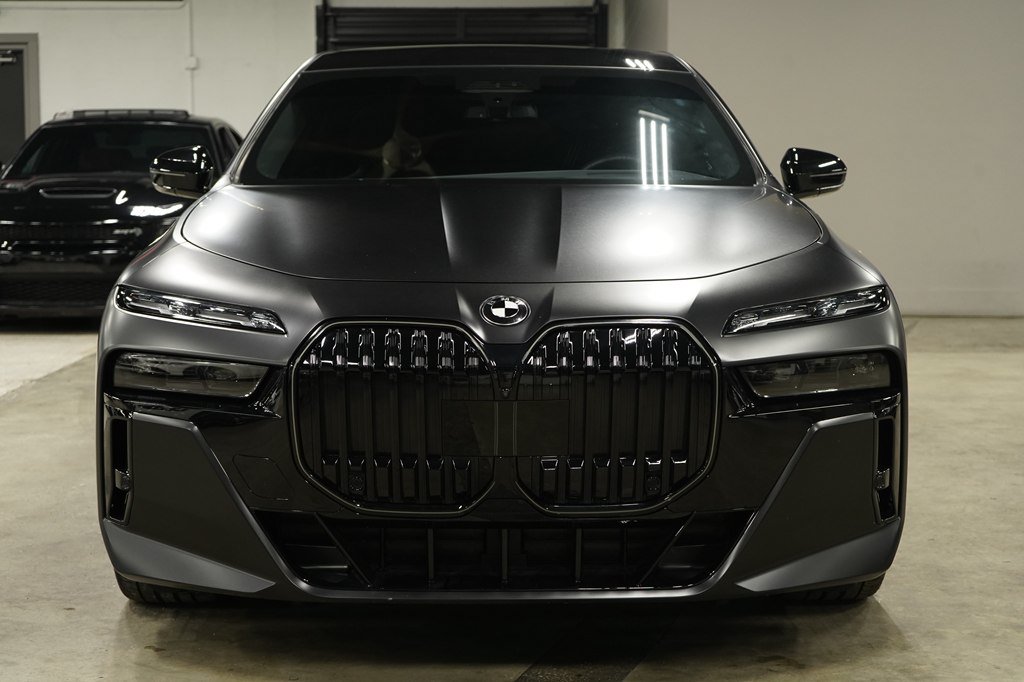 Used 2025 BMW 760i xDrive w/ Executive Package AWD/4WD image 8