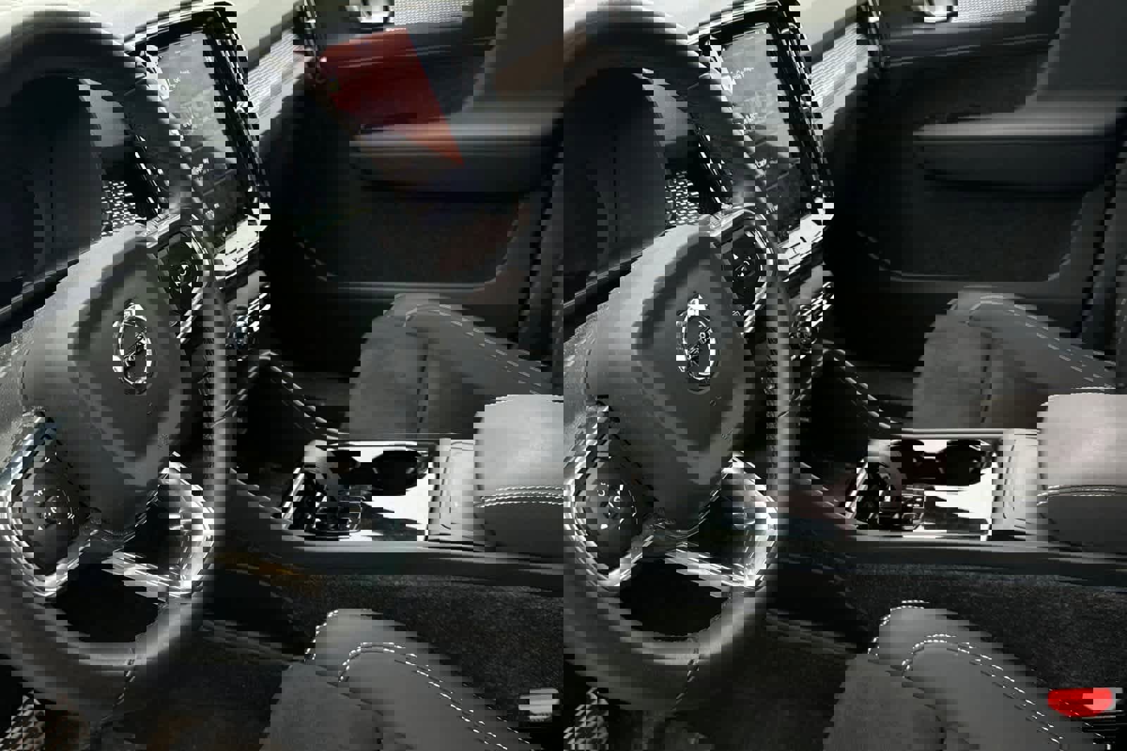 Used 2022 Volvo XC40 P8 Recharge Plus image 12