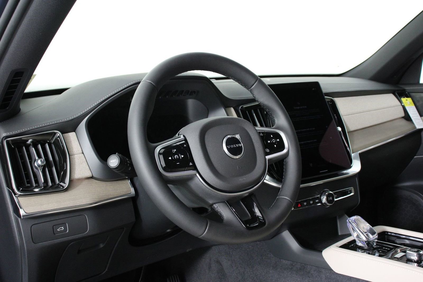 New 2026 Volvo XC90 B6 Plus w/ Protection Package Premier image 8