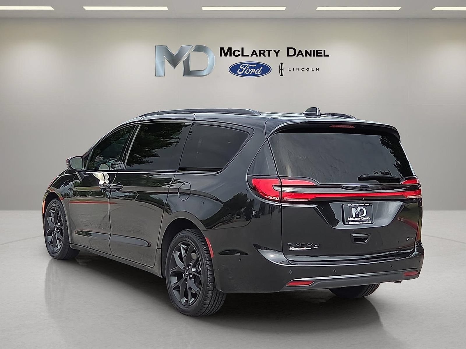 Used 2023 Chrysler Pacifica Touring-L w/ Uconnect Theater Family Group AWD/4WD image 4