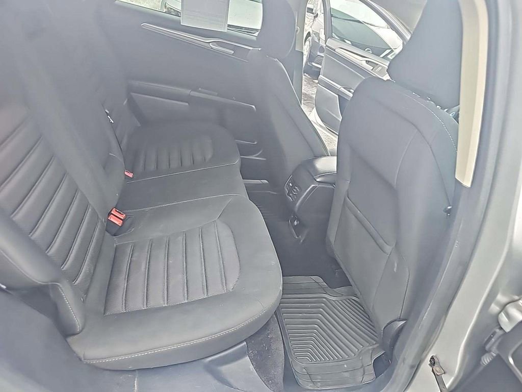 Used 2017 Ford Fusion SE w/ Fusion SE Technology Package image 6