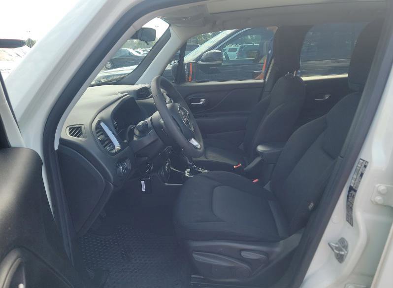Used 2023 Jeep Renegade Latitude w/ Sun & Fun Group AWD/4WD image 5