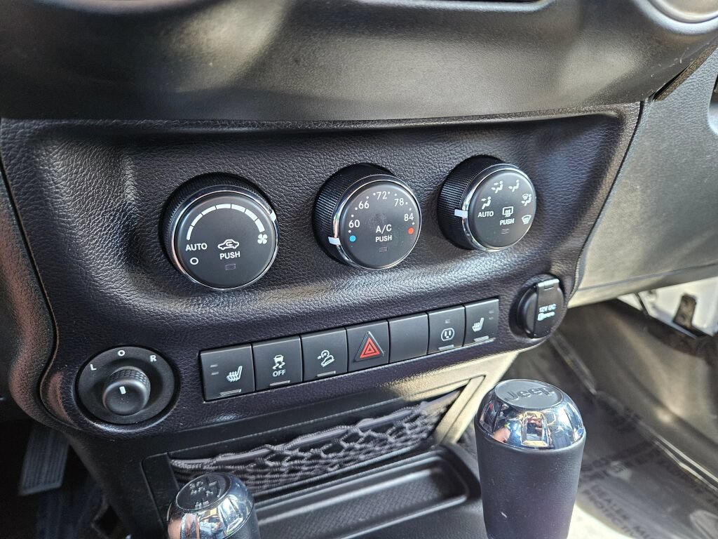 Used 2015 Jeep Wrangler Unlimited Sahara w/ Connectivity Group AWD/4WD image 24