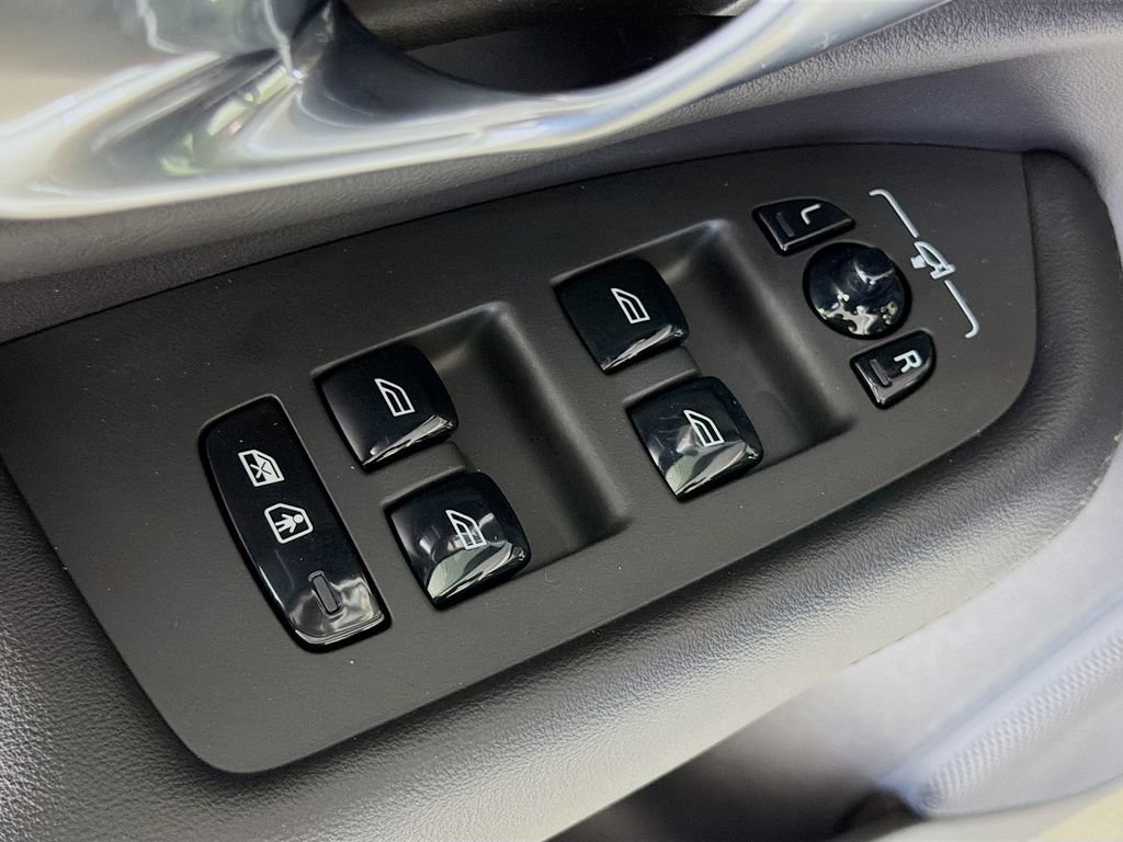 Certified 2023 Volvo XC90 T8 Plus AWD/4WD image 18
