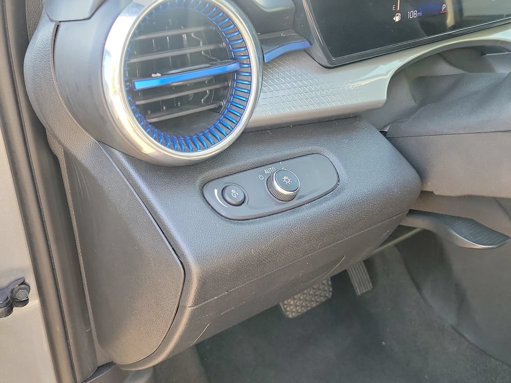 Used 2025 Chevrolet Trax LT FWD image 26