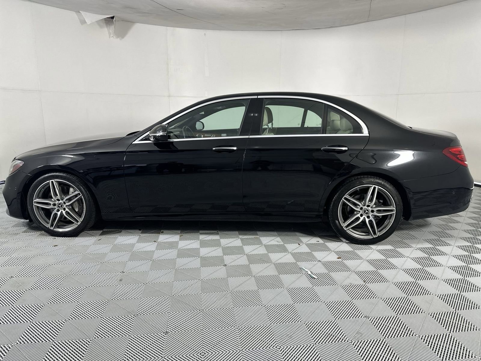 Used 2018 Mercedes-Benz E 300 image 5