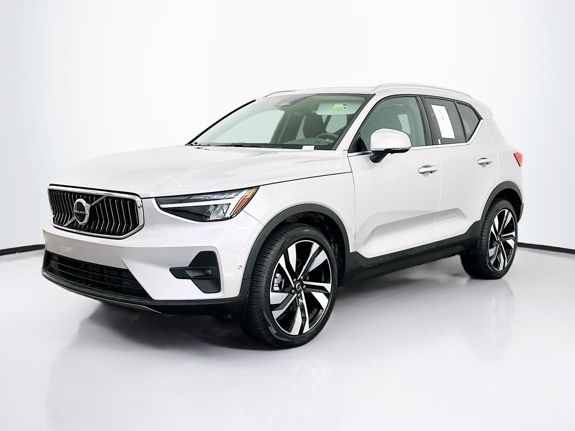 Used 2025 Volvo XC40 B5 Plus image 3