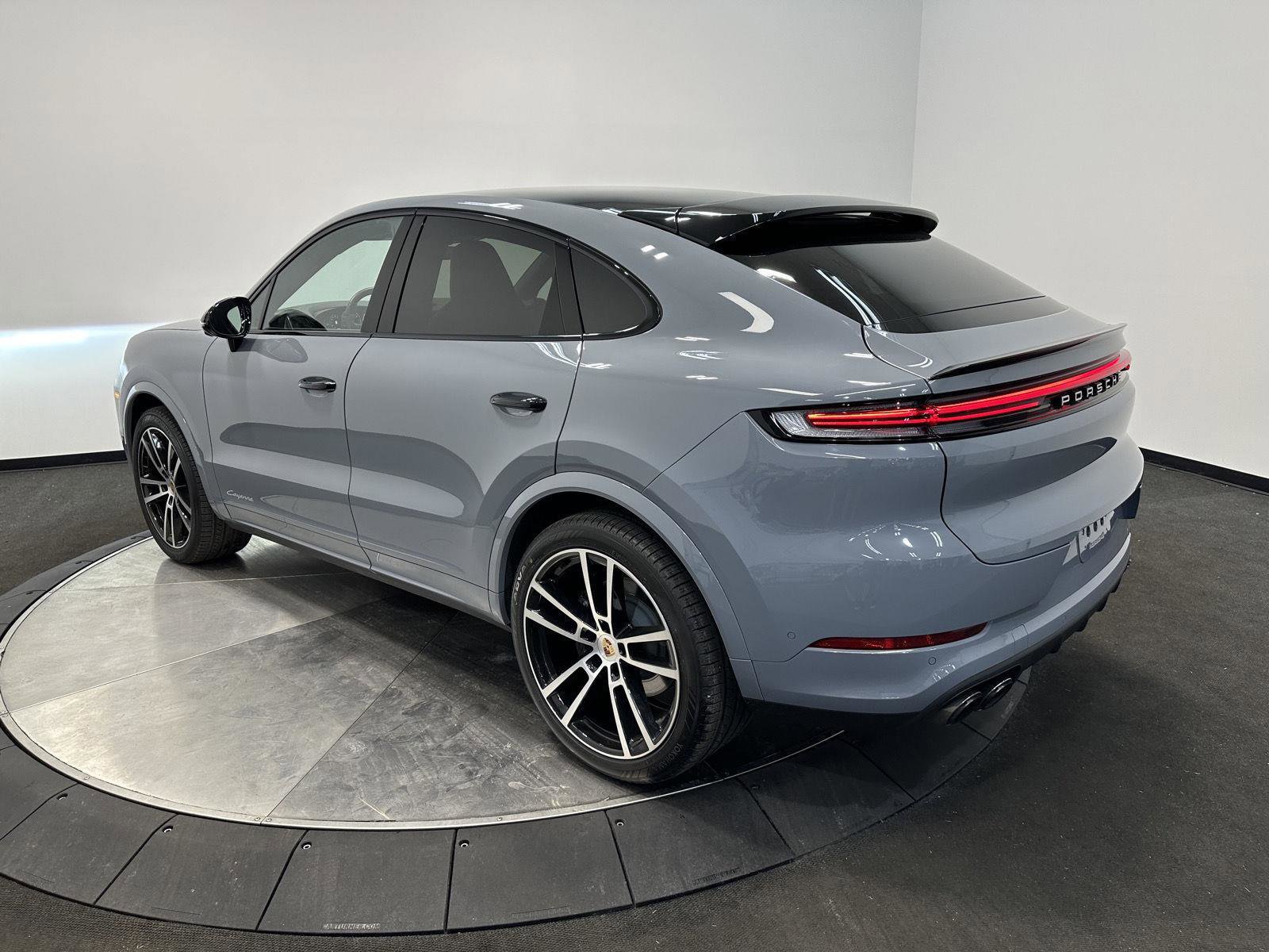Certified 2025 Porsche Cayenne Coupe image 3