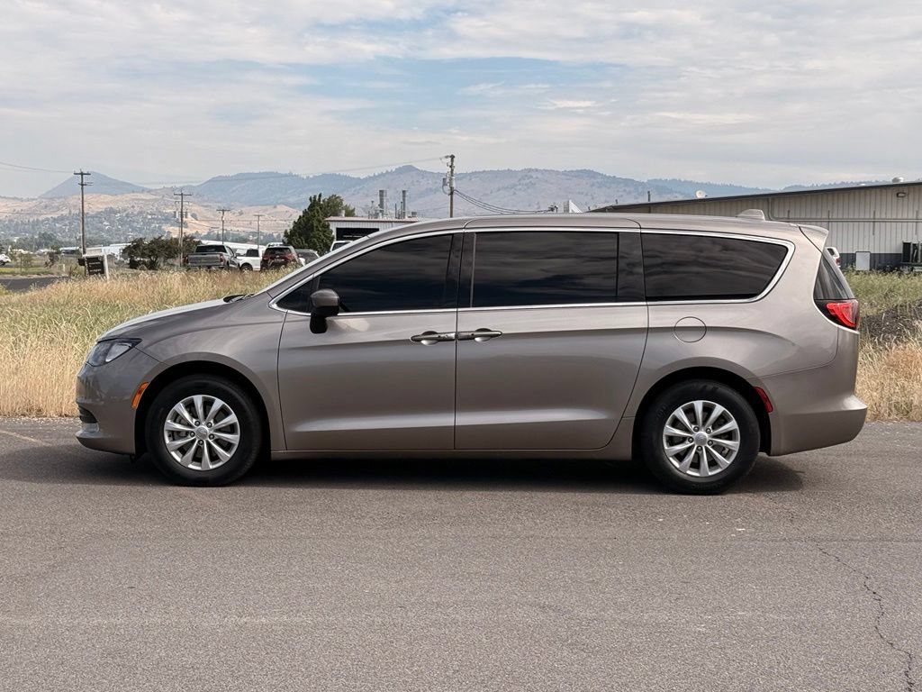 Used 2017 Chrysler Pacifica Touring w/ Tire & Wheel Group FWD image 2