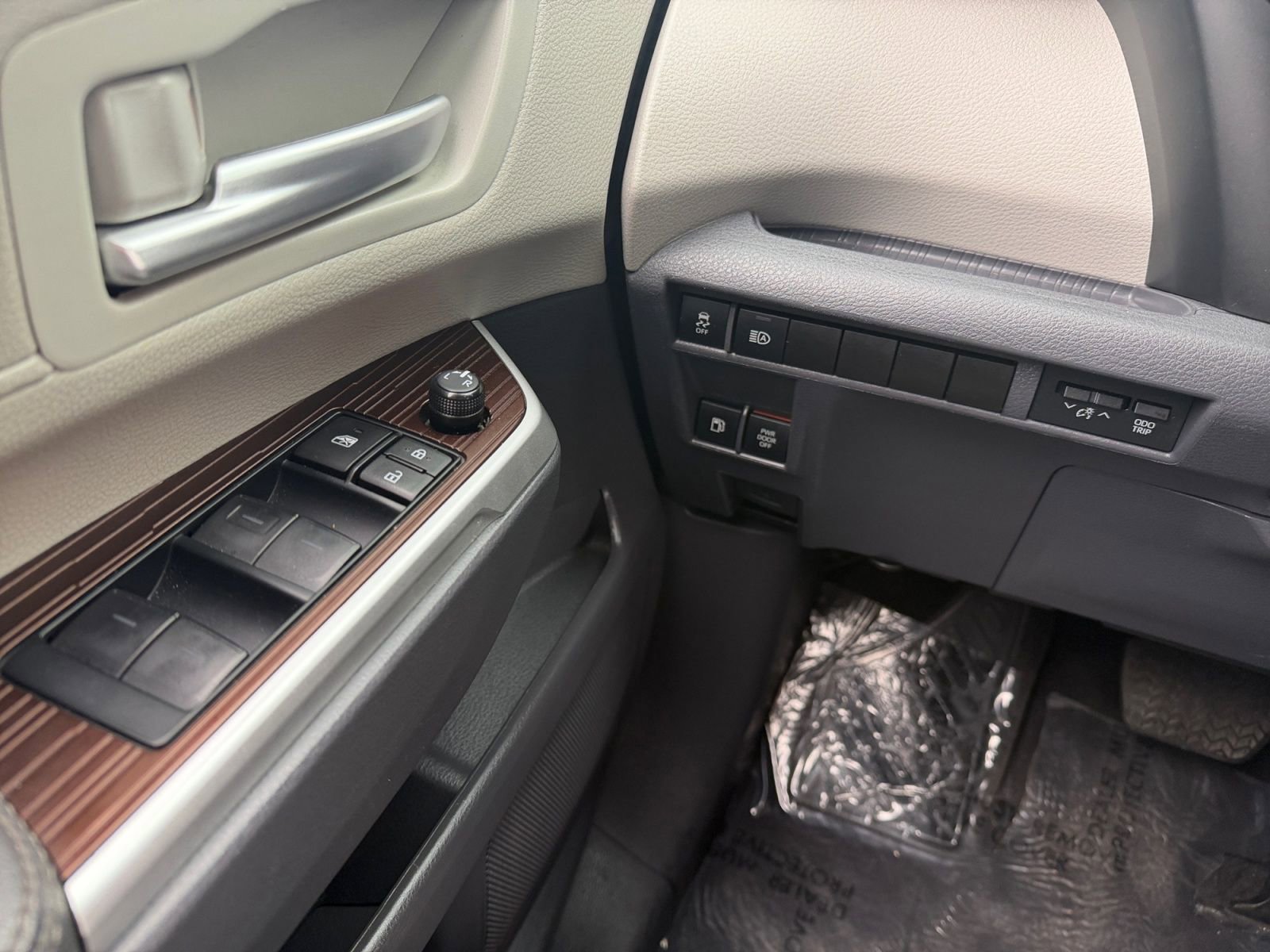 Certified 2024 Toyota Sienna XLE image 23