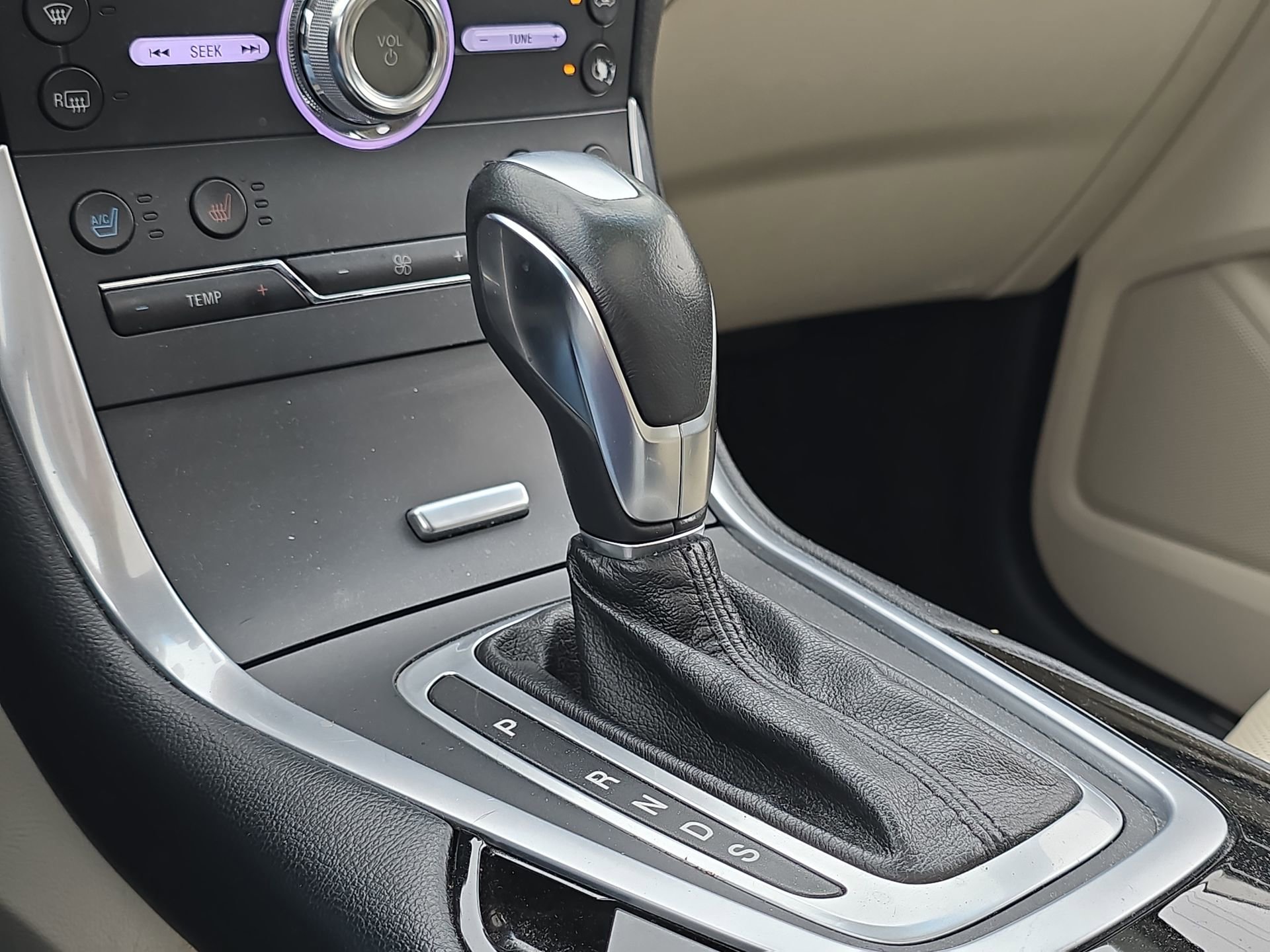 Used 2018 Ford Edge Titanium w/ Equipment Group 301A FWD image 19