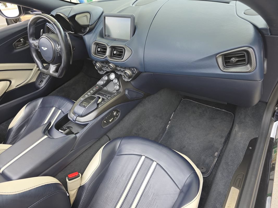 Used 2021 Aston Martin V8 Vantage Roadster RWD image 23