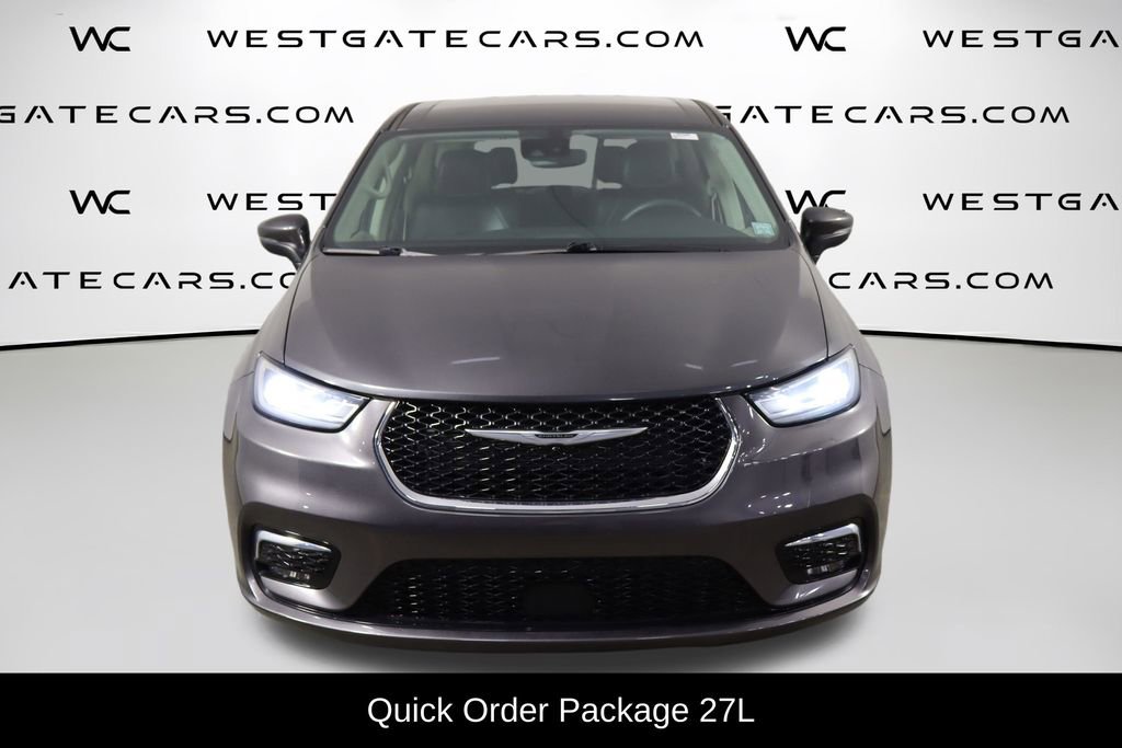 Used 2023 Chrysler Pacifica Touring-L FWD image 2