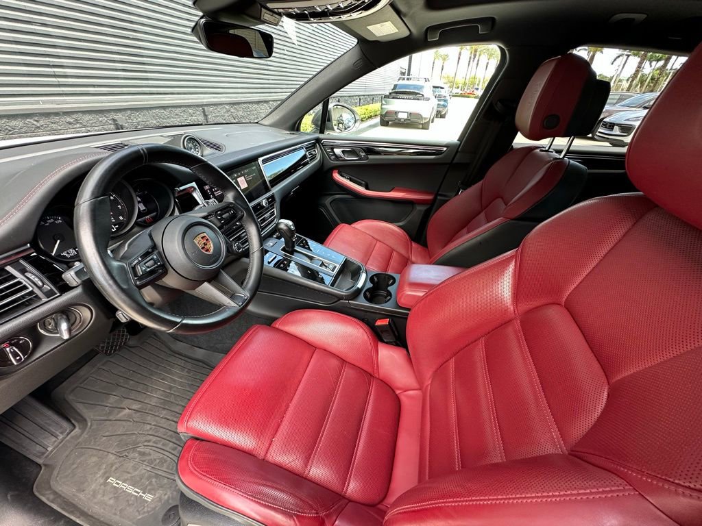 Certified 2023 Porsche Macan Turbo image 4