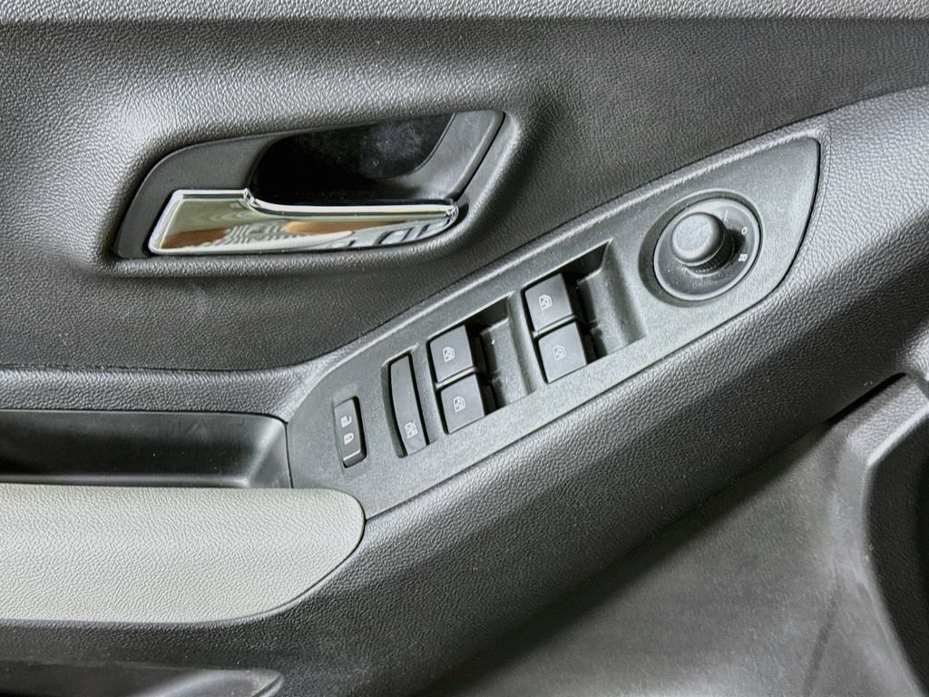 Used 2020 Chevrolet Trax LT w/ LT Convenience Package FWD image 22