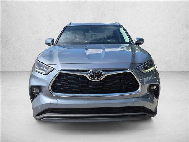 Used 2023 Toyota Highlander Limited FWD image 2