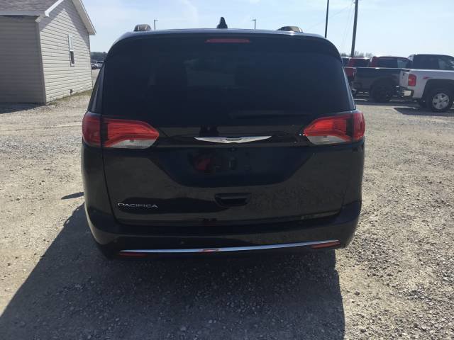Used 2017 Chrysler Pacifica Touring-L image 4