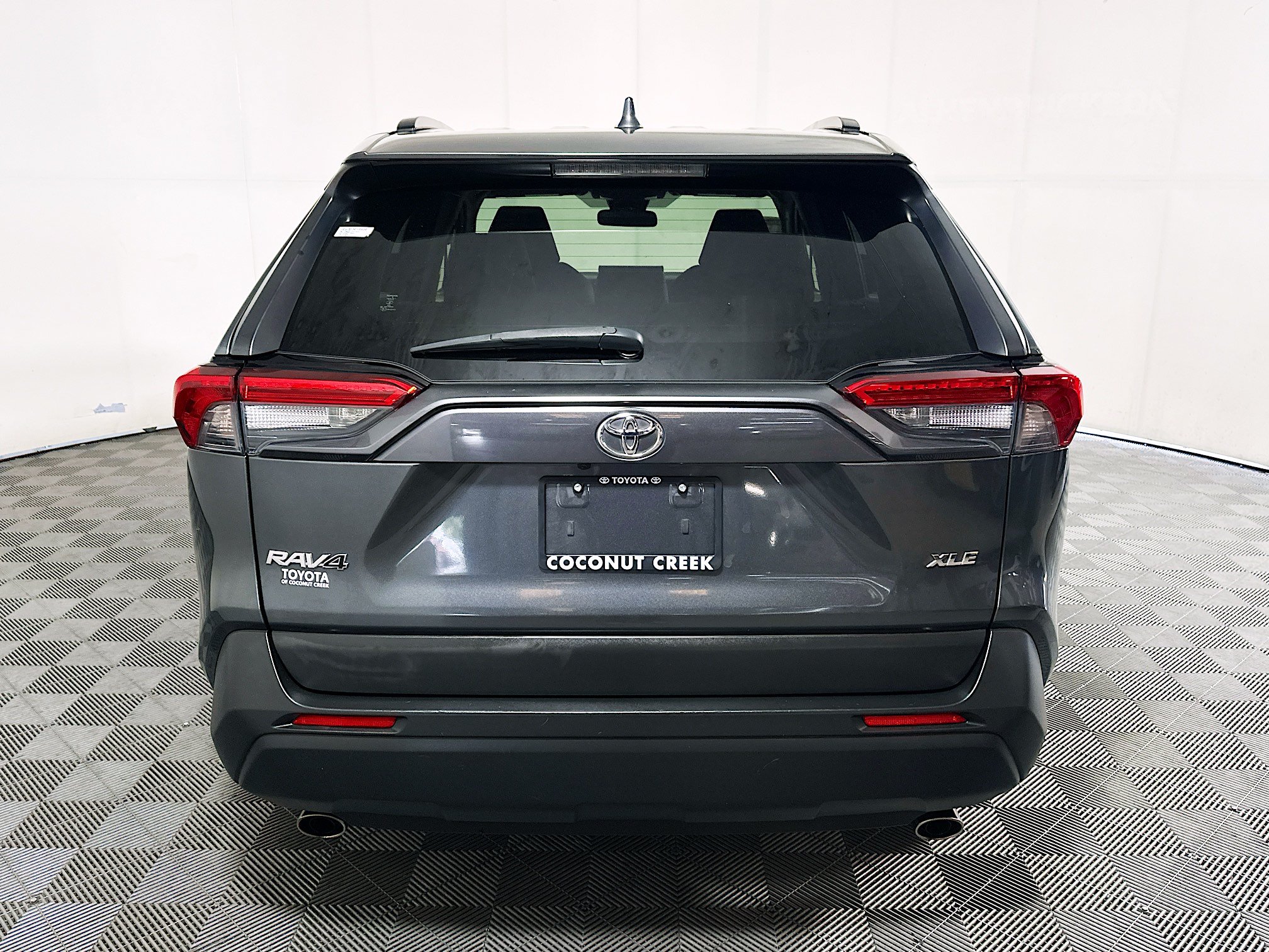 Used 2019 Toyota RAV4 XLE w/ Convenience Package FWD image 4