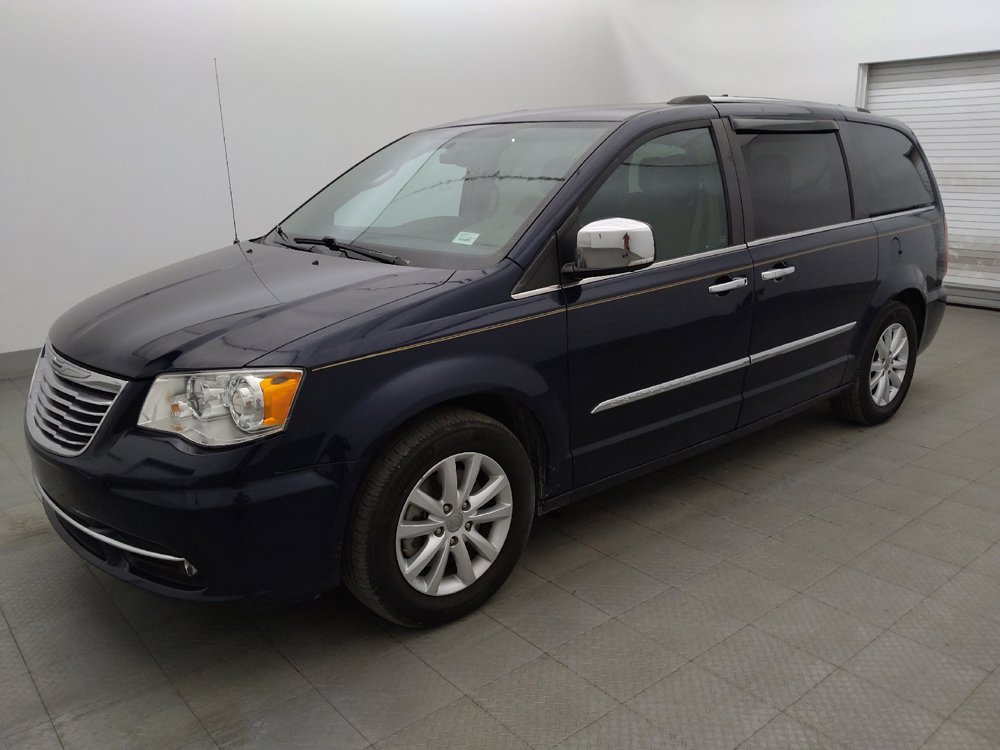 Used 2015 Chrysler Town & Country Limited Platinum FWD image 2