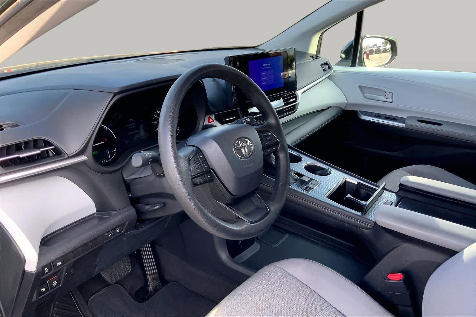 Used 2025 Toyota Sienna LE w/ LE Plus Package FWD image 18