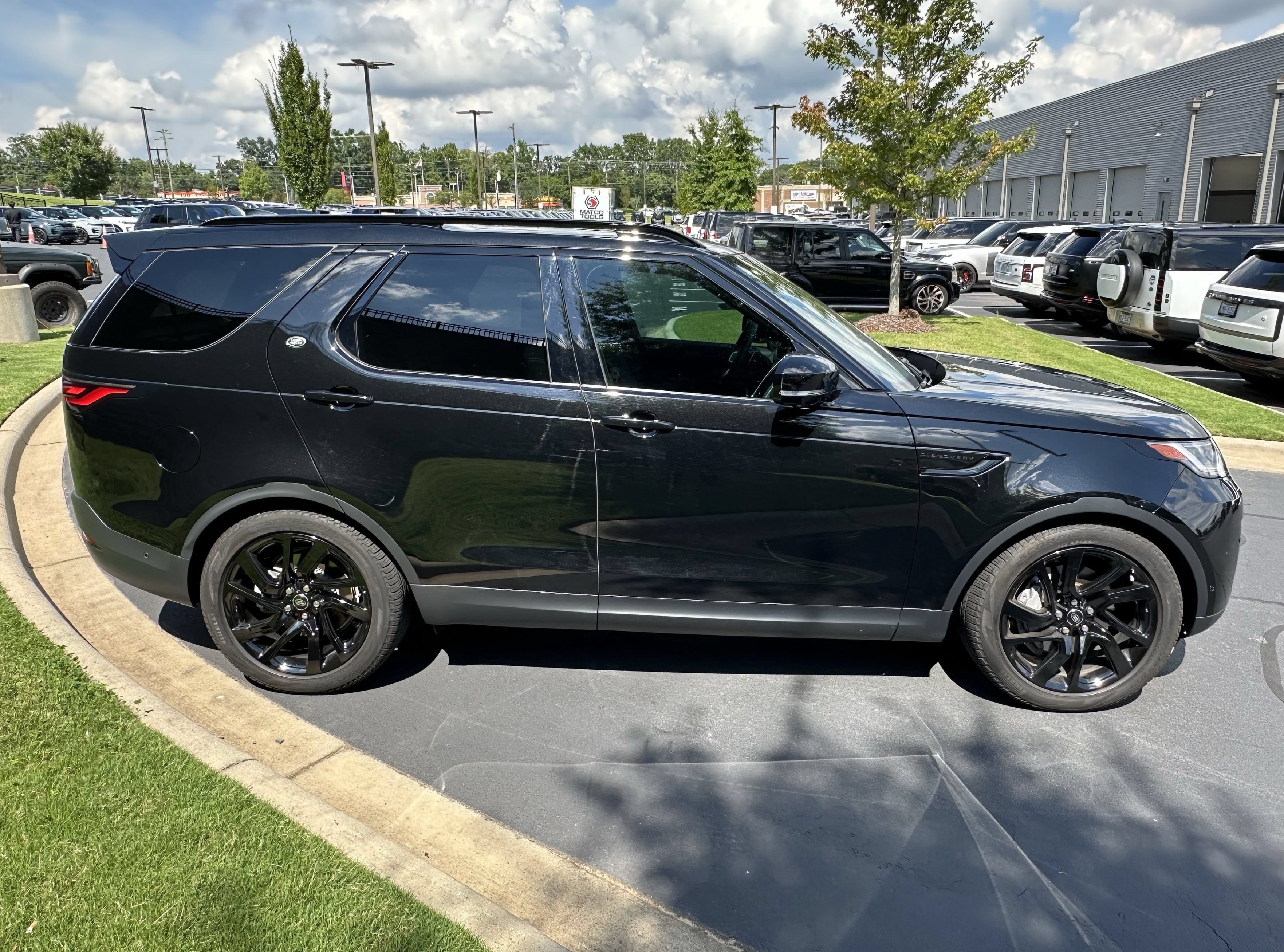 Used 2025 Land Rover Discovery S AWD/4WD image 8