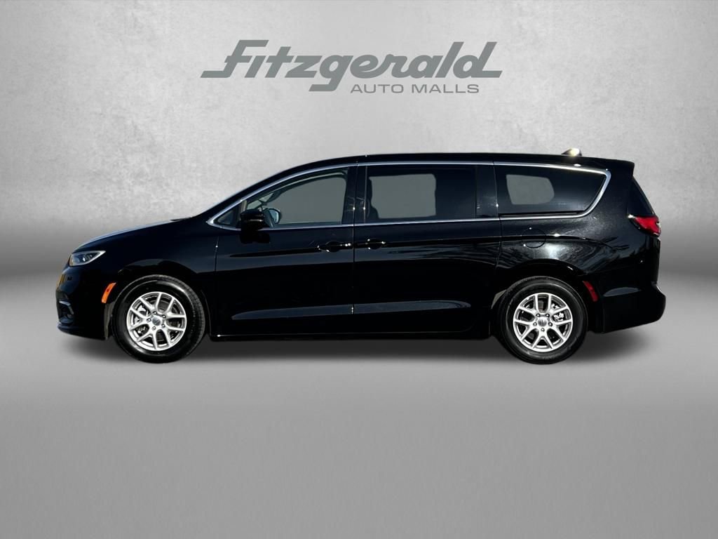 Used 2024 Chrysler Pacifica Touring-L image 4