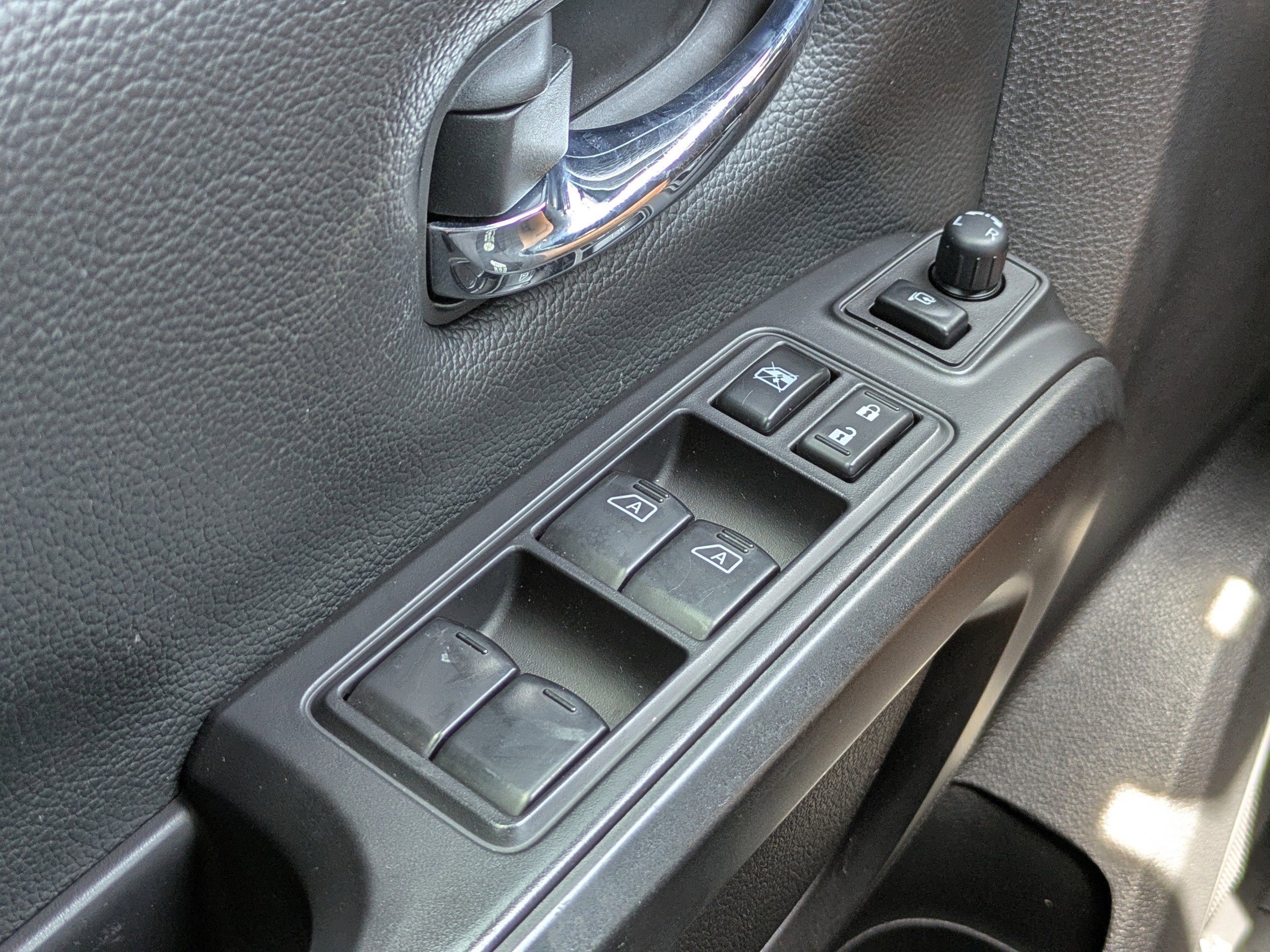 Used 2021 Nissan Titan PRO-4X w/ Pro-4x Convenience Package AWD/4WD image 24